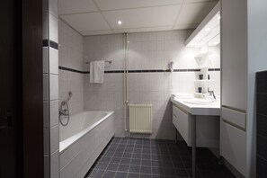 Gratis toiletartikelen, een haardroger, handdoeken, zeep