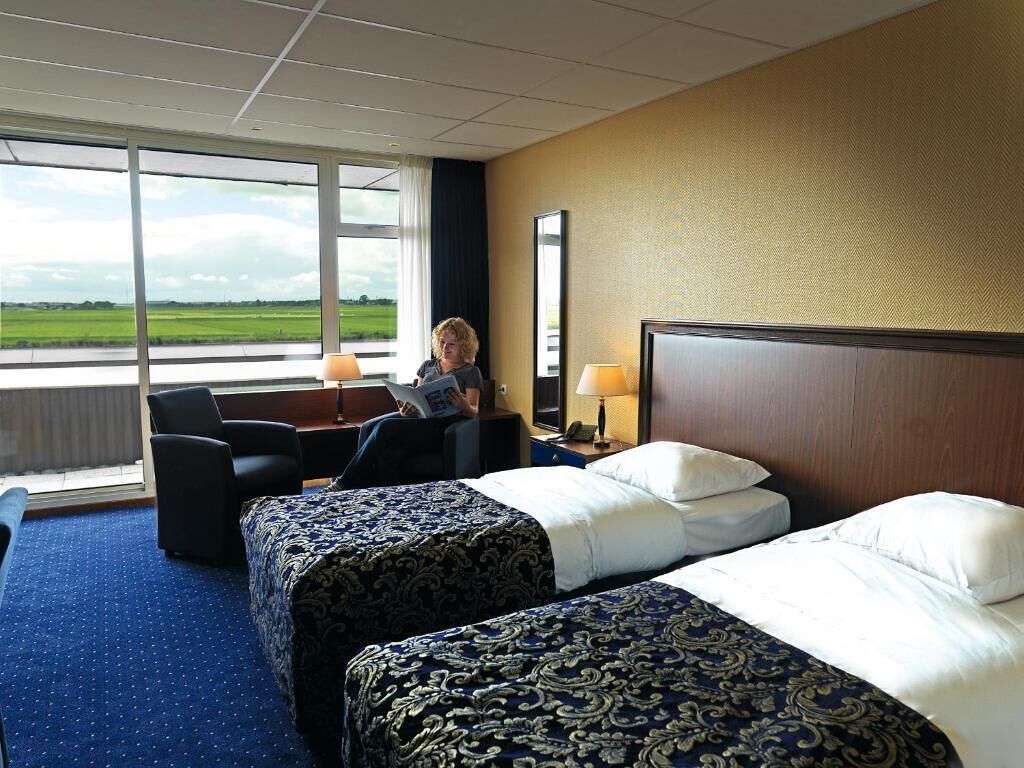 1 bedroom, desk, iron/ironing board, cots/infant beds