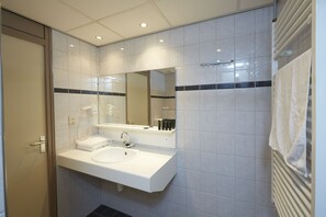 A modern bathroom with a white sink, mirror, and towel rack. - Hotel Zwartewater (Zwartsluis)