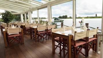 2 restaurantes, se sirven desayunos, comidas y cocina internacional