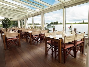 2 restaurants, breakfast, lunch, dinner served; international cuisine