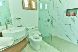 Deluxe Studio Suite | Bathroom
