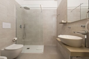 Ducha, artículos de tocador gratuitos, secador de pelo, bidet