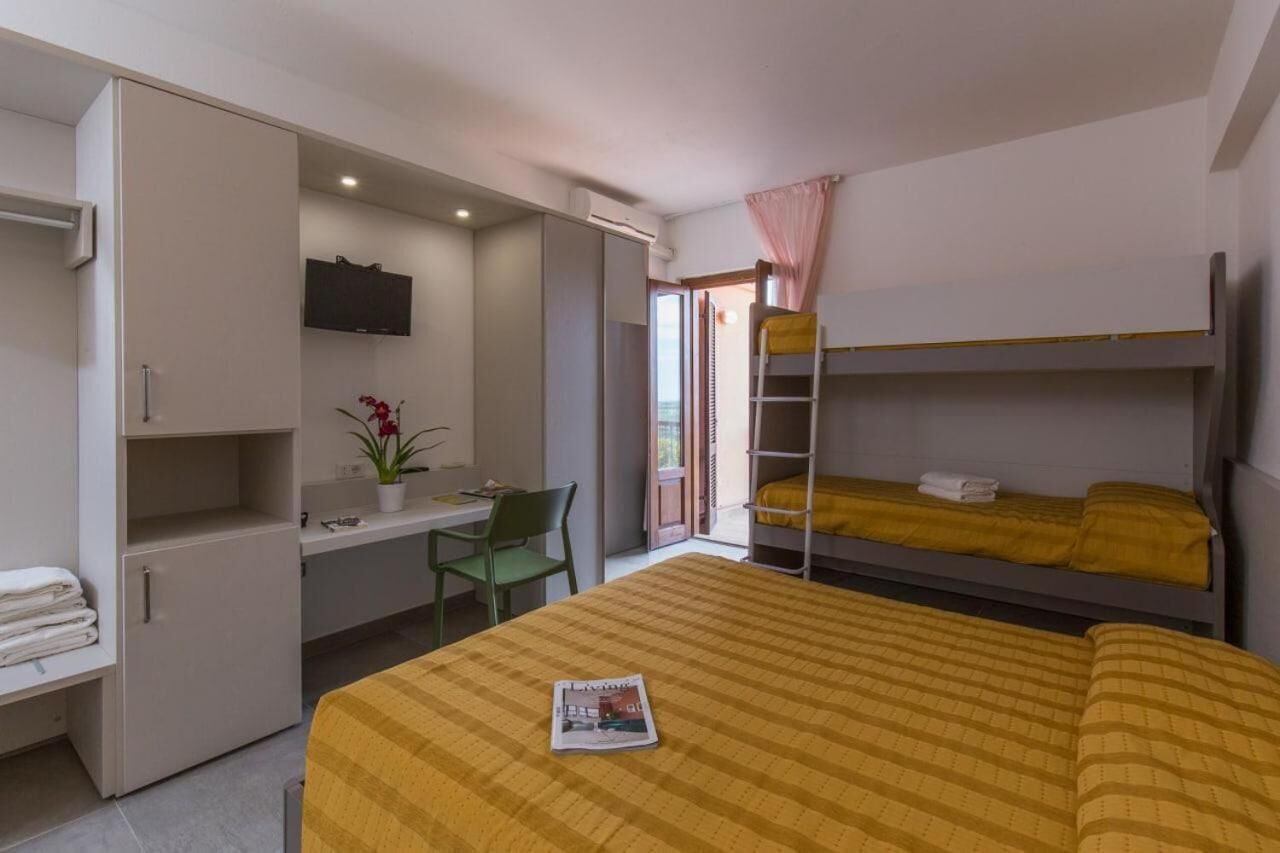 in-room safe, desk, cots/infant beds, rollaway beds