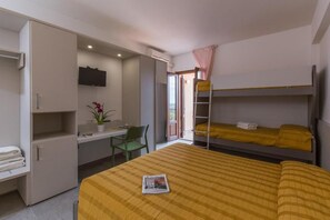 Una cassaforte in camera, una scrivania