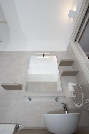 Shower, free toiletries, hair dryer, bidet - Hotel Ispinigoli (Dorgali)