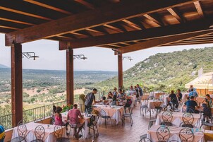 Se sirven almuerzos y cenas, cocina regional