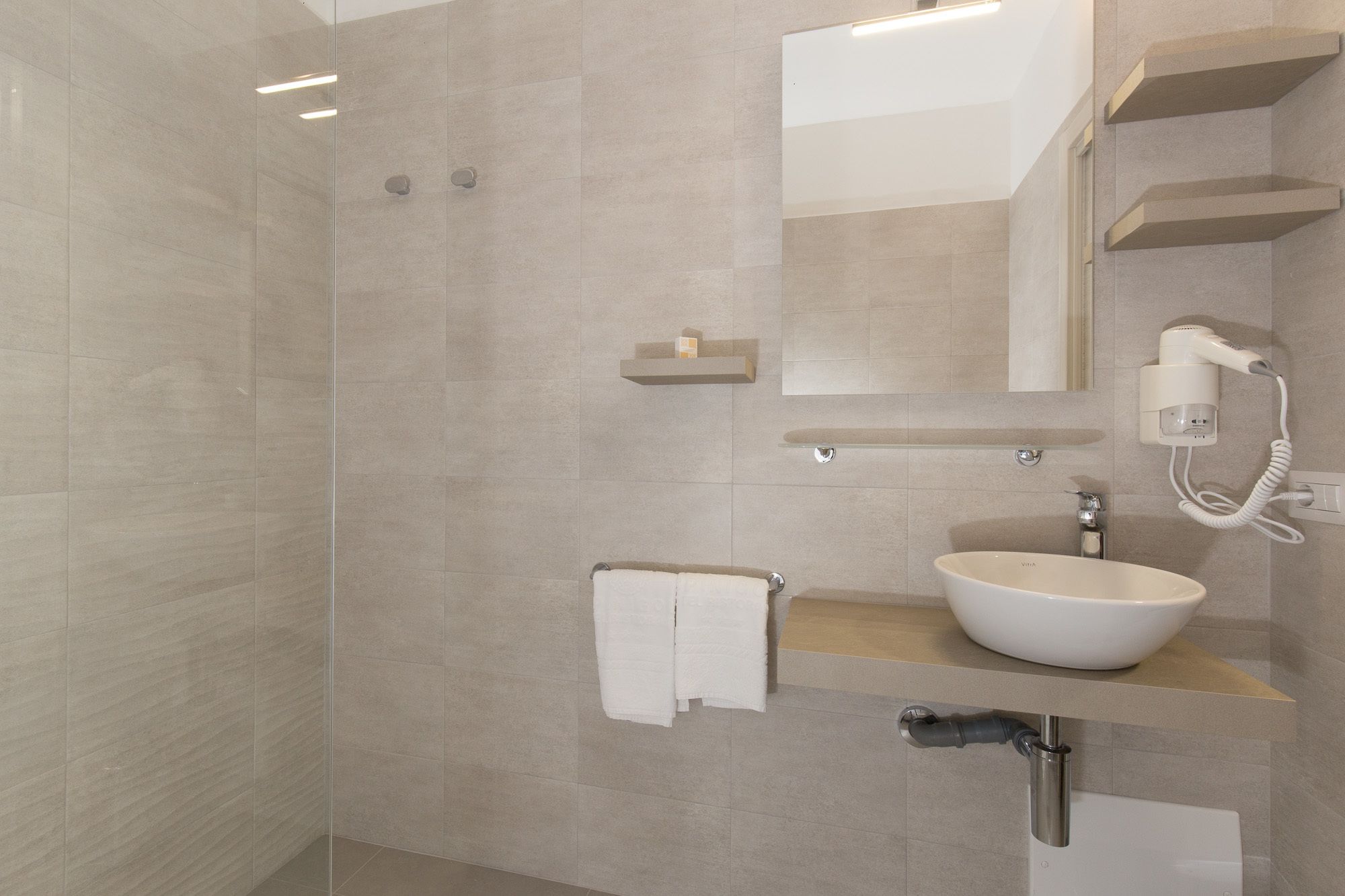 quadruple room | in-room safe, desk, cots/infant beds, rollaway beds