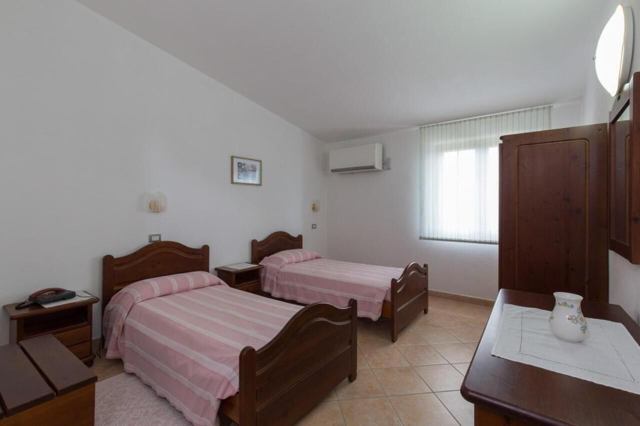 Caja de seguridad en la habitación, escritorio y cunas 