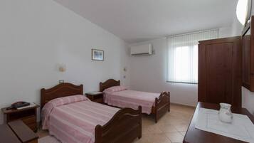 Zimmersafe, Schreibtisch, Babybetten, Zustellbetten