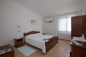 In-room safe, desk, cots/infant beds, rollaway beds - Hotel Ispinigoli (Dorgali)