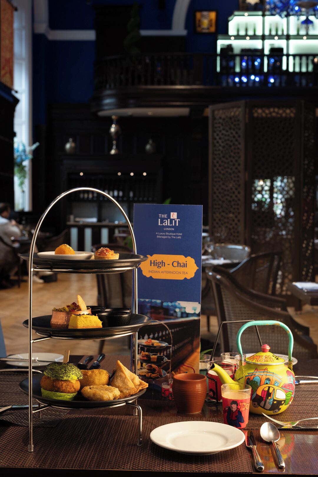 Eine mehrstufige Dessertdarstellung im The LaLit London, mit indischem Nachmittagstee.