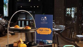 Eine mehrstufige Dessertdarstellung im The LaLit London, mit indischem Nachmittagstee.