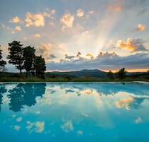 Una piscina al aire libre de temporada