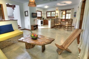 Family Villa, 2 Bedrooms, Kitchen | Ruang tamu | 30 inci televisyen skrin rata dengan satelit 