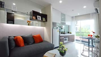 Standaard tweepersoonskamer | Woonruimte | Een flatscreentelevisie