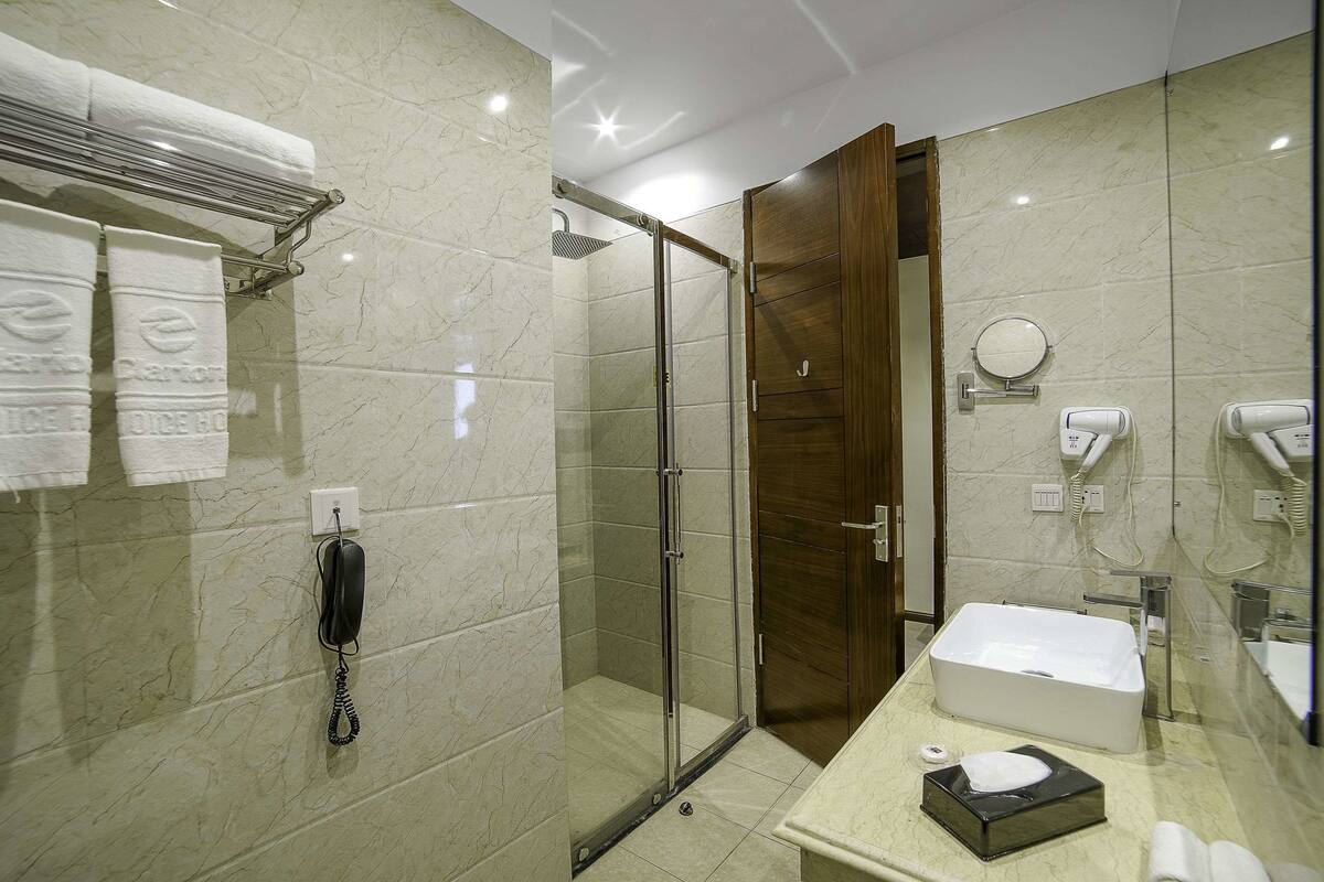 standard room, 1 king bed, non smoking | bathroom | shower, free toiletries, hair dryer, bathrobes