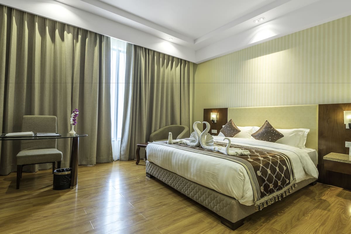 Standard Room, 1 King Bed, Non Smoking | Minibar, in-room safe, iron/ironing board, free WiFi