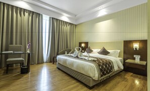 Standaard kamer, 1 kingsize bed, niet-roken | Een minibar, een kluis op de kamer, een strijkplank/strijkijzer