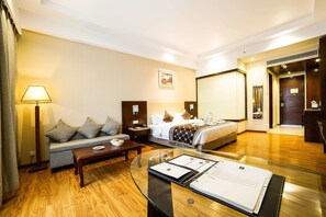 Minibar, in-room safe, iron/ironing board, free WiFi - Clarion Inn Jaipur (Amer)