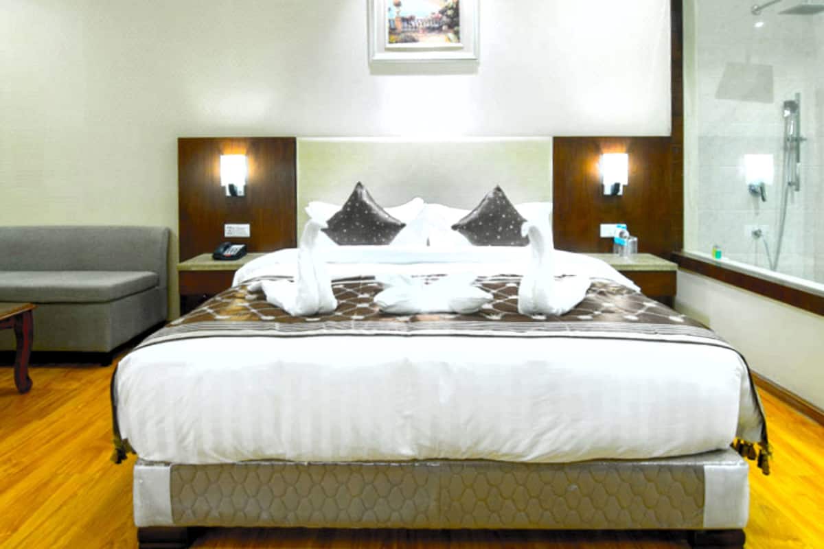 Minibar, in-room safe, iron/ironing board, free WiFi