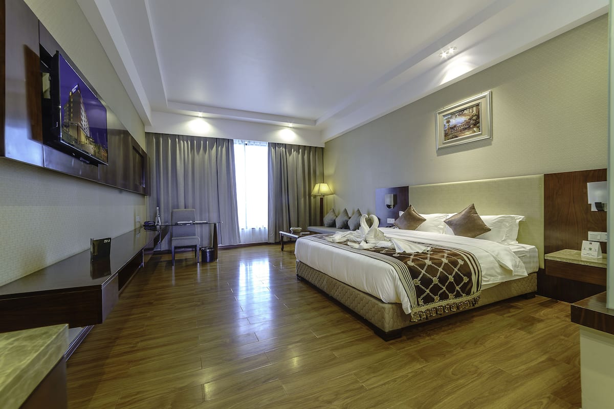 deluxe room, 1 king bed, non smoking (mini bar) | minibar, in-room safe, iron/ironing board, free wifi