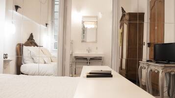 Chambre Double (Miroir d'eau) | Salle de bain | Douche, articles de toilette gratuits, sĂšche-cheveux