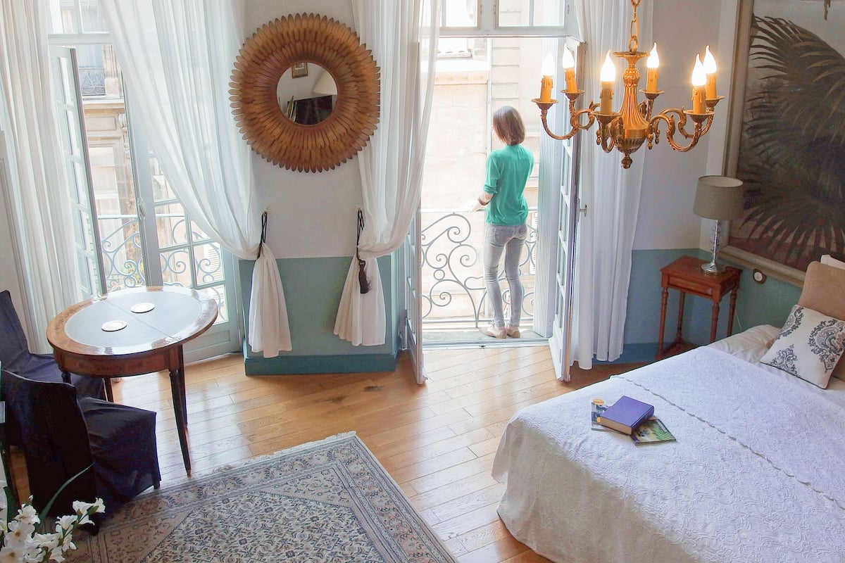 Junior Suite (Saint Domingue) | Living area | Flat-screen TV