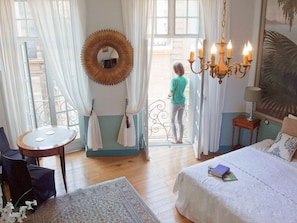 Junior Suite (Saint Domingue) | Living area | Flat-screen TV - L'Invitation au Voyage (Bordeaux)