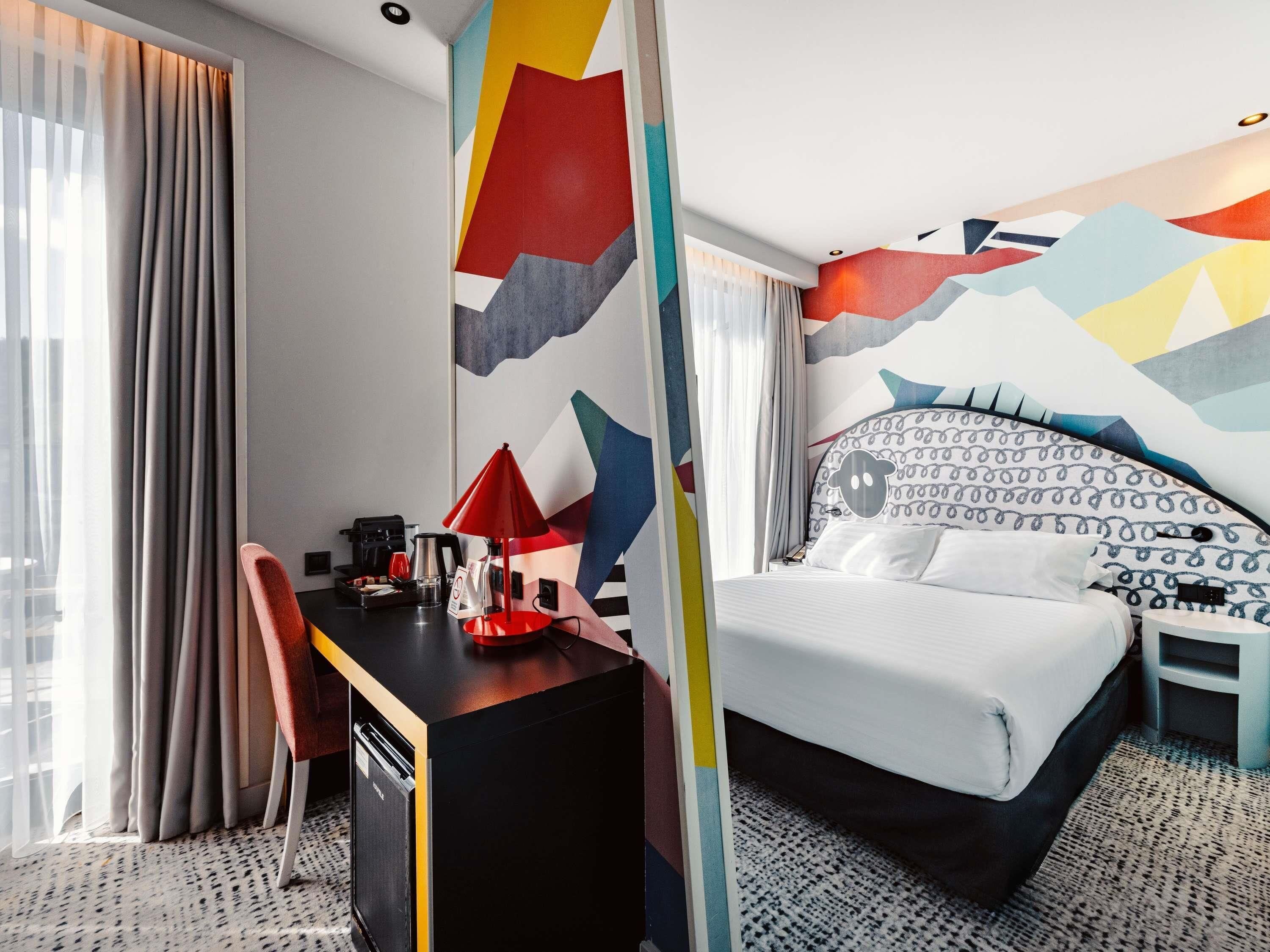 Suite, balkon | Seprai premium, minibar, brankas, dan meja kerja