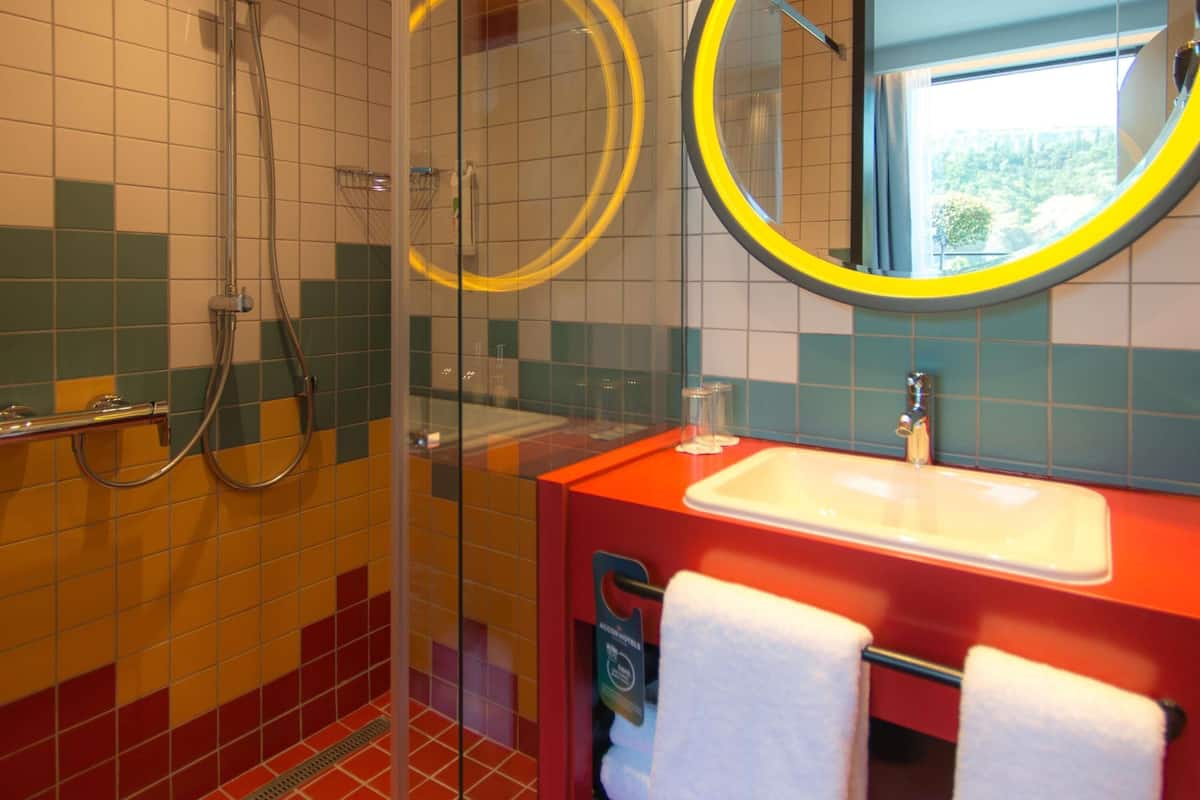 Hochwertige Bettwaren, Minibar, Zimmersafe, Schreibtisch