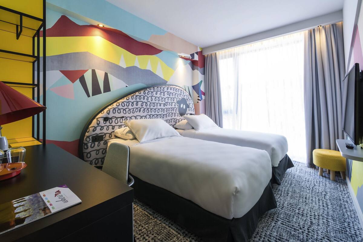 Standard Twin Room, 2 Twin Beds | Premium bedding, minibar, in-room safe, desk