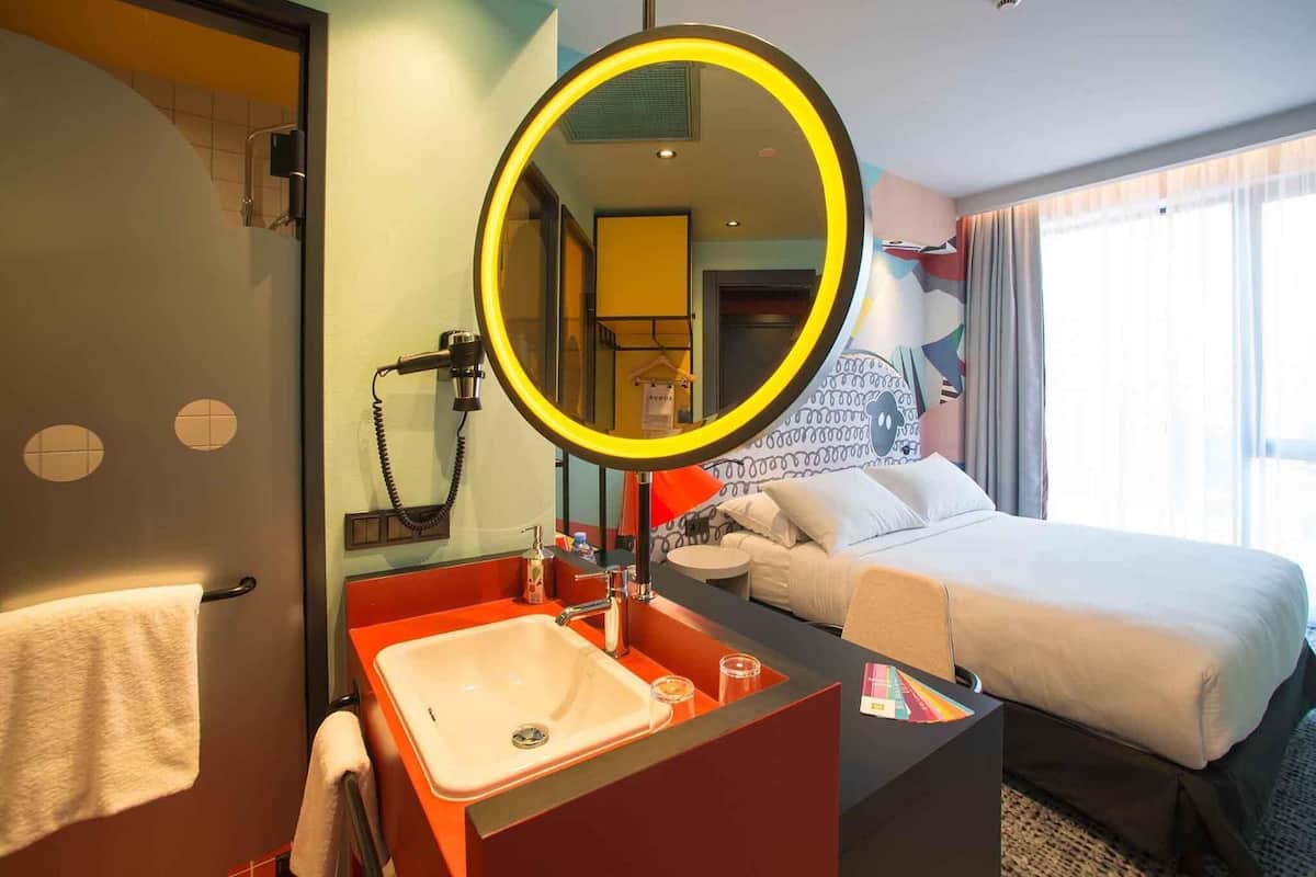 Standard Room, 1 Double Bed | 1 bedroom, premium bedding, minibar, in-room safe