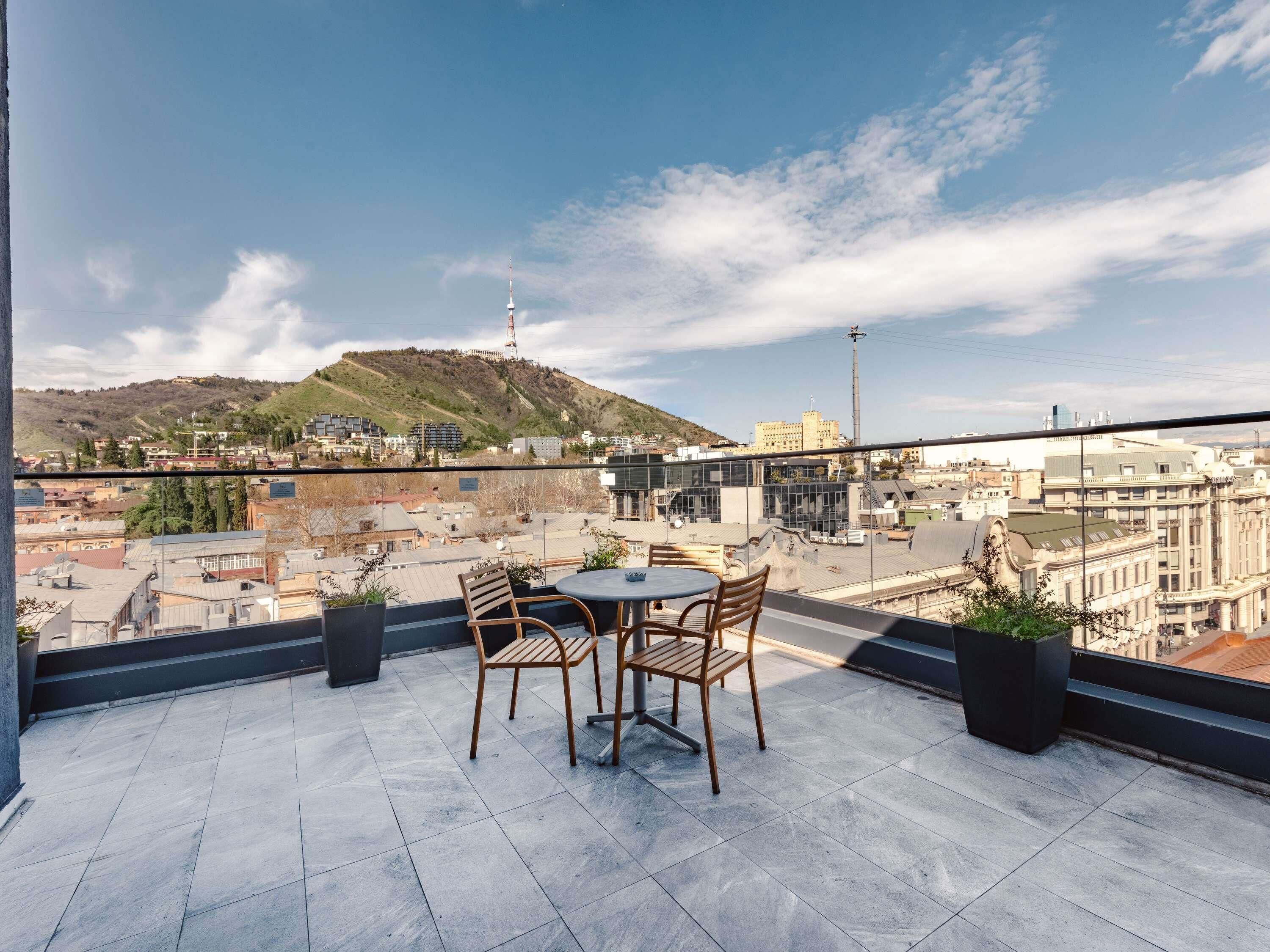 Suite, Balcony | Premium bedding, minibar, in-room safe, desk