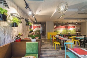 Tägliches Frühstücksbuffet gegen Gebühr