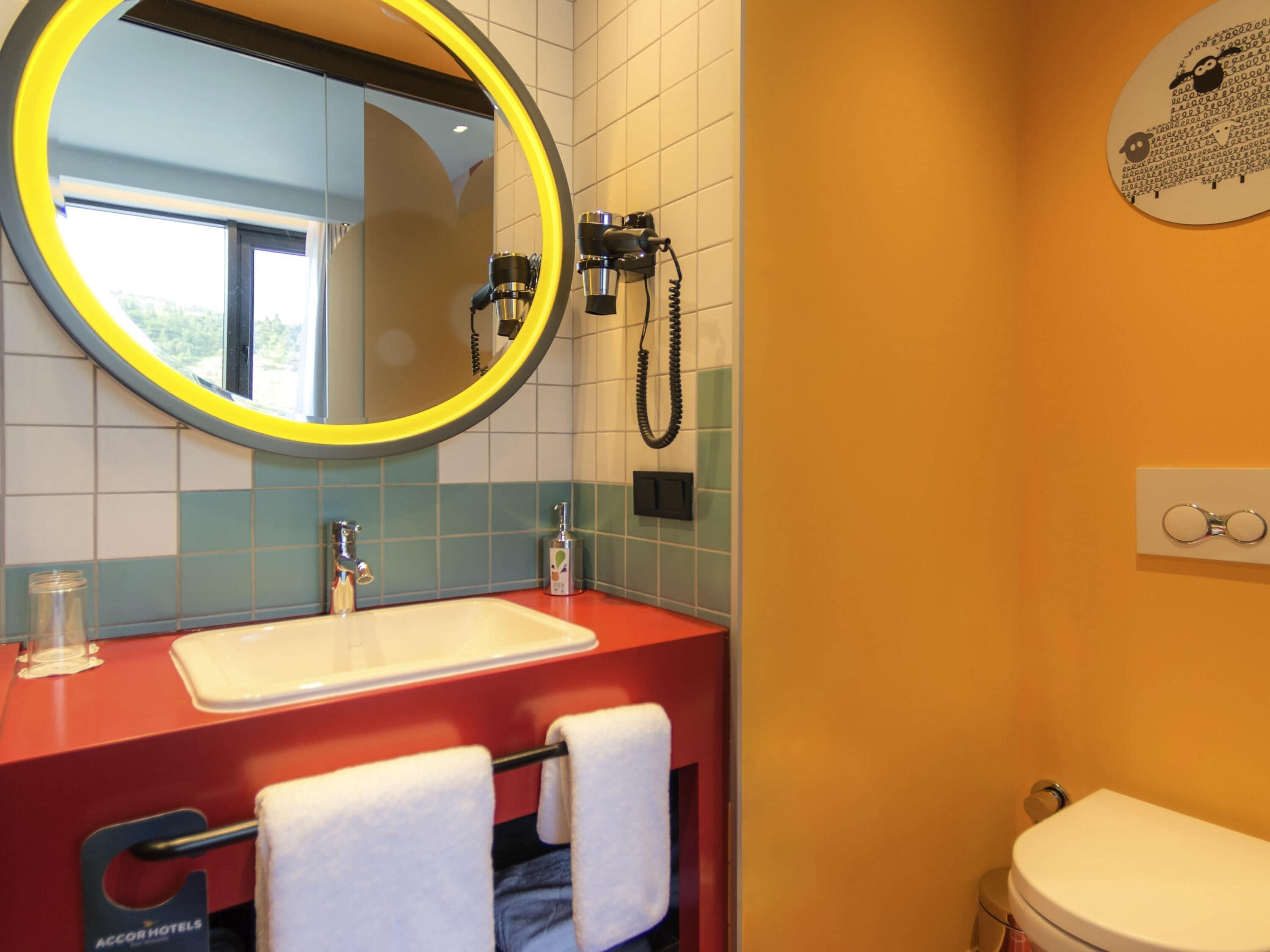 Roupas de cama premium, frigobar, cofres nos quartos, escrivaninha