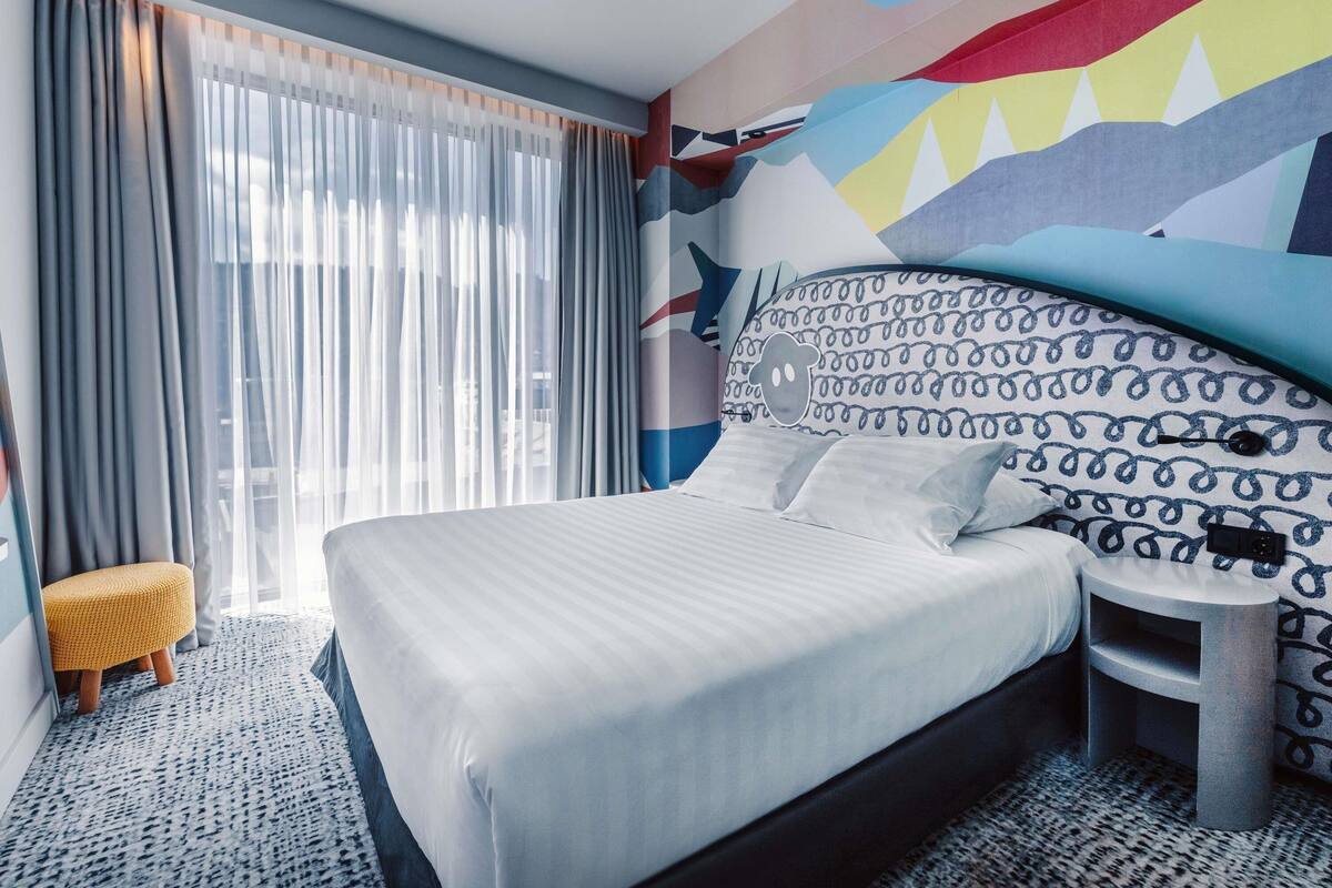 Premium Room, 1 Double Bed | Premium bedding, minibar, in-room safe, desk