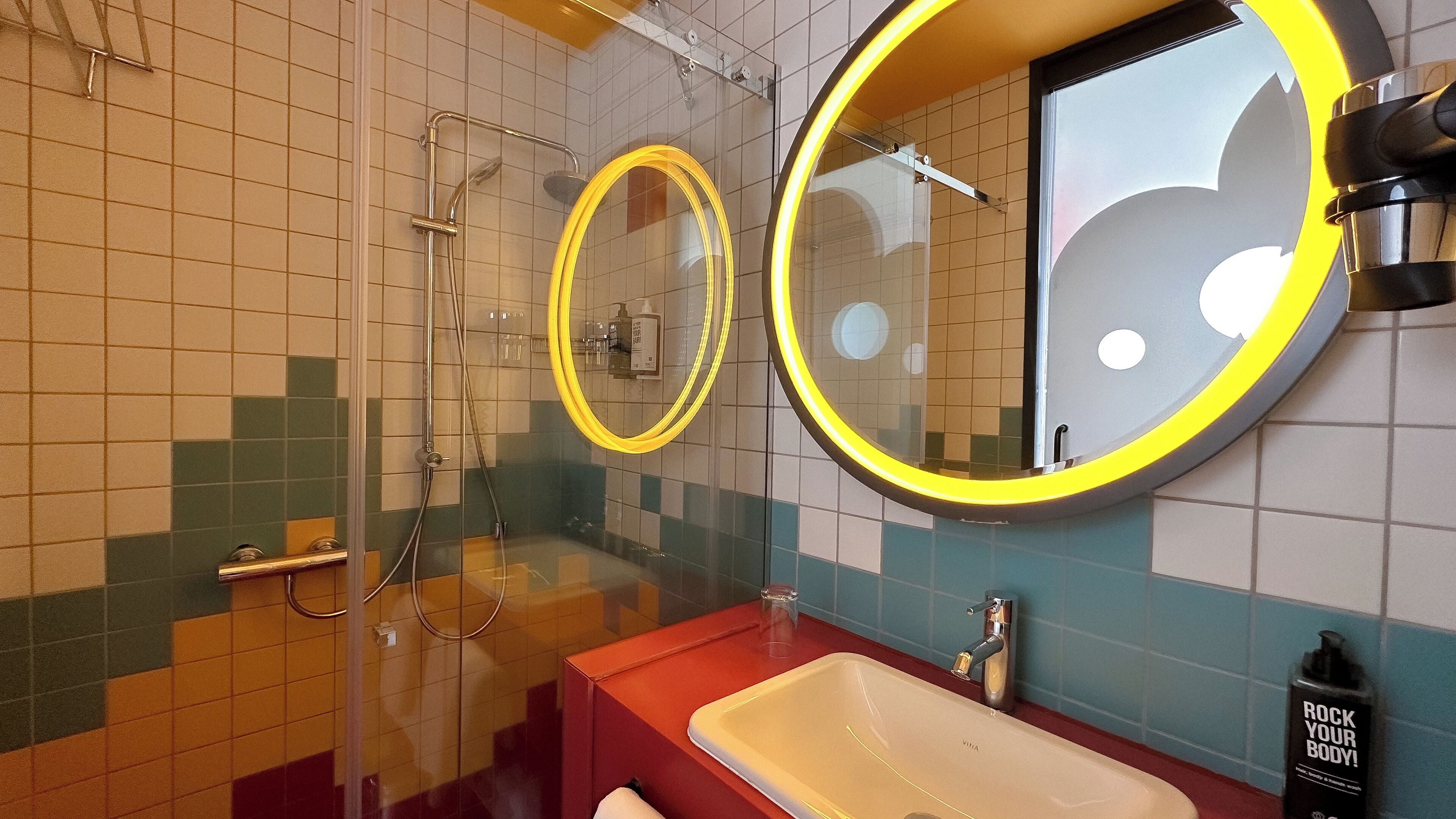 suite, balcony | bathroom | shower, eco-friendly toiletries, hair dryer, towels