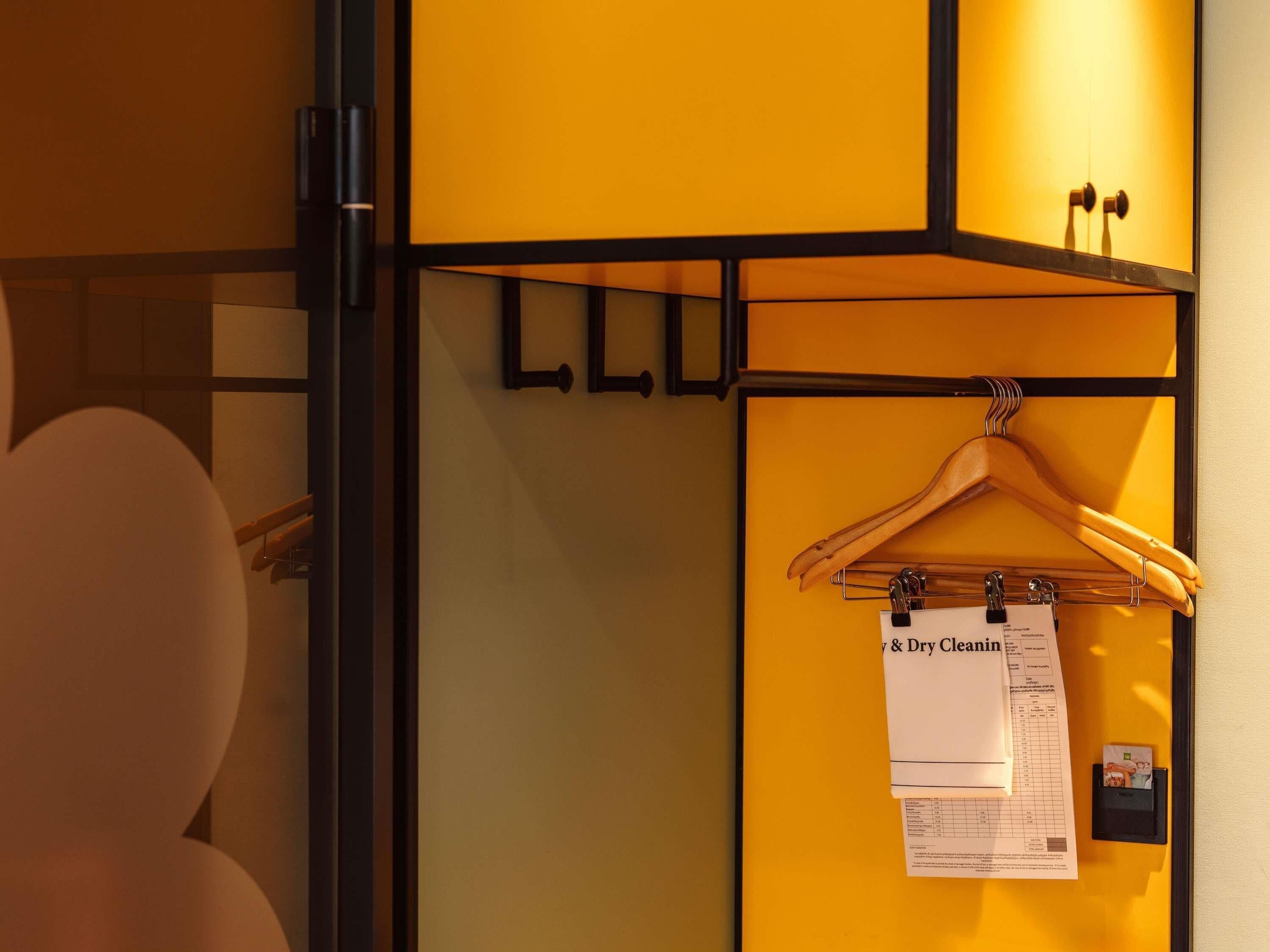 Sengetøy av topp kvalitet, minibar, safe på rommet og skrivebord