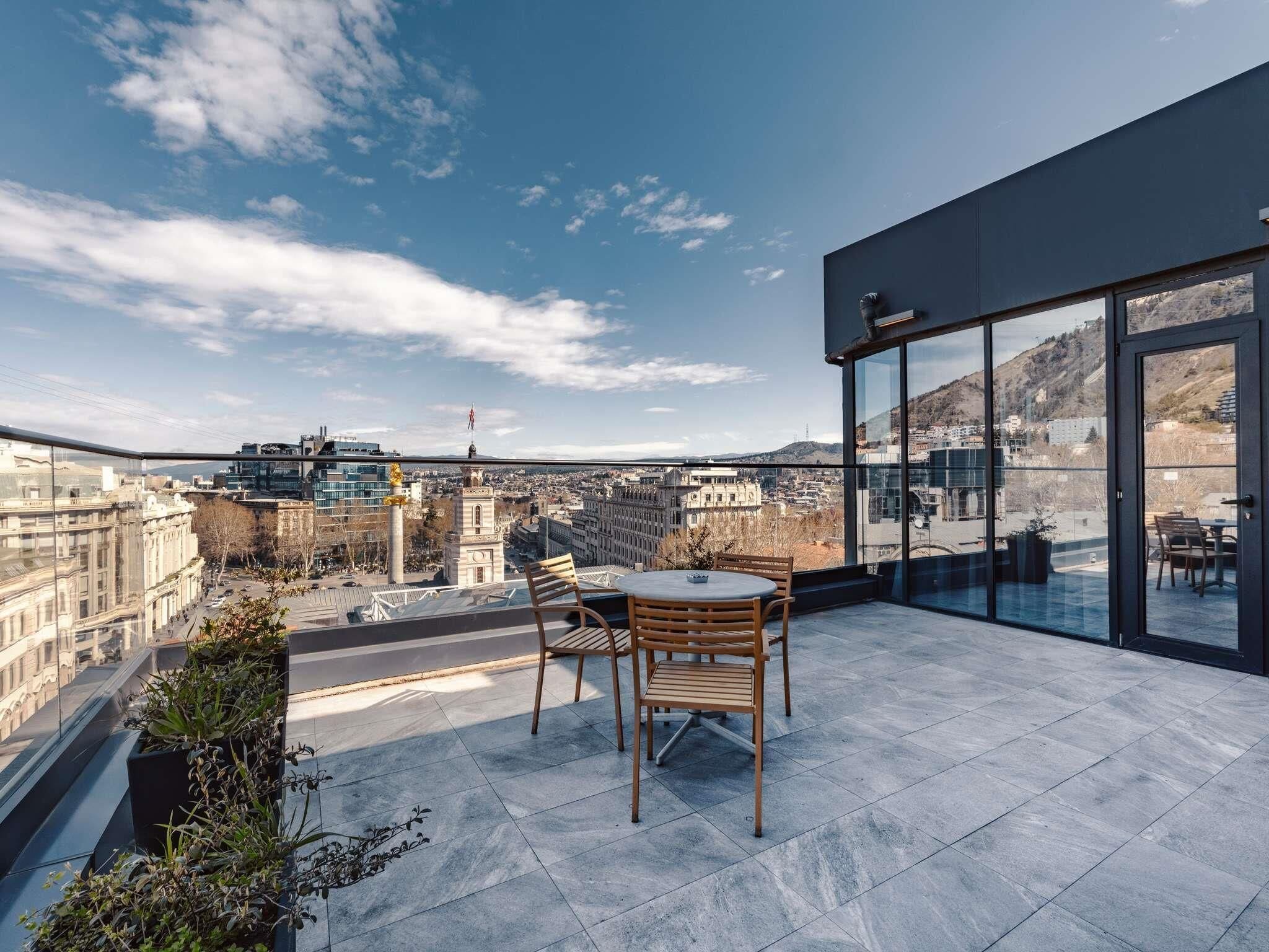 Suite - balkon | Premium-sengetøj, minibar, pengeskab på værelset, skrivebord