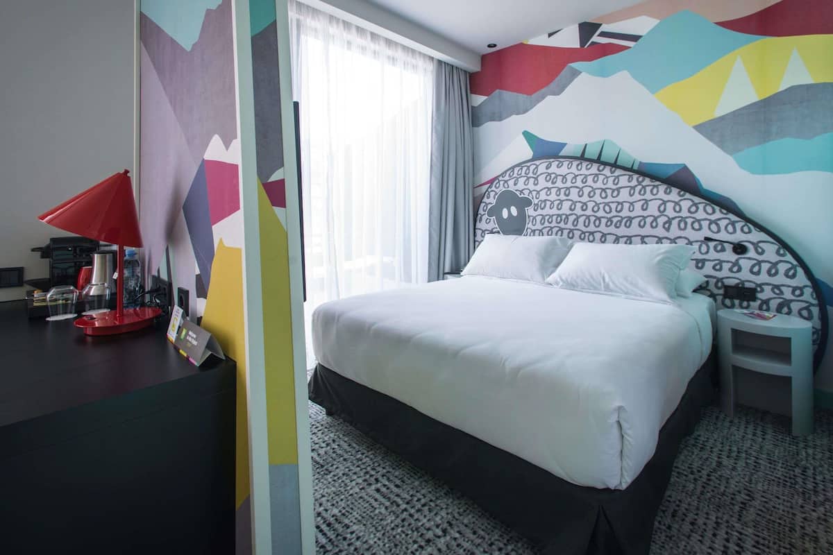 Ylelliset vuodevaatteet, minibaari, tallelokero huoneessa, työpöytä