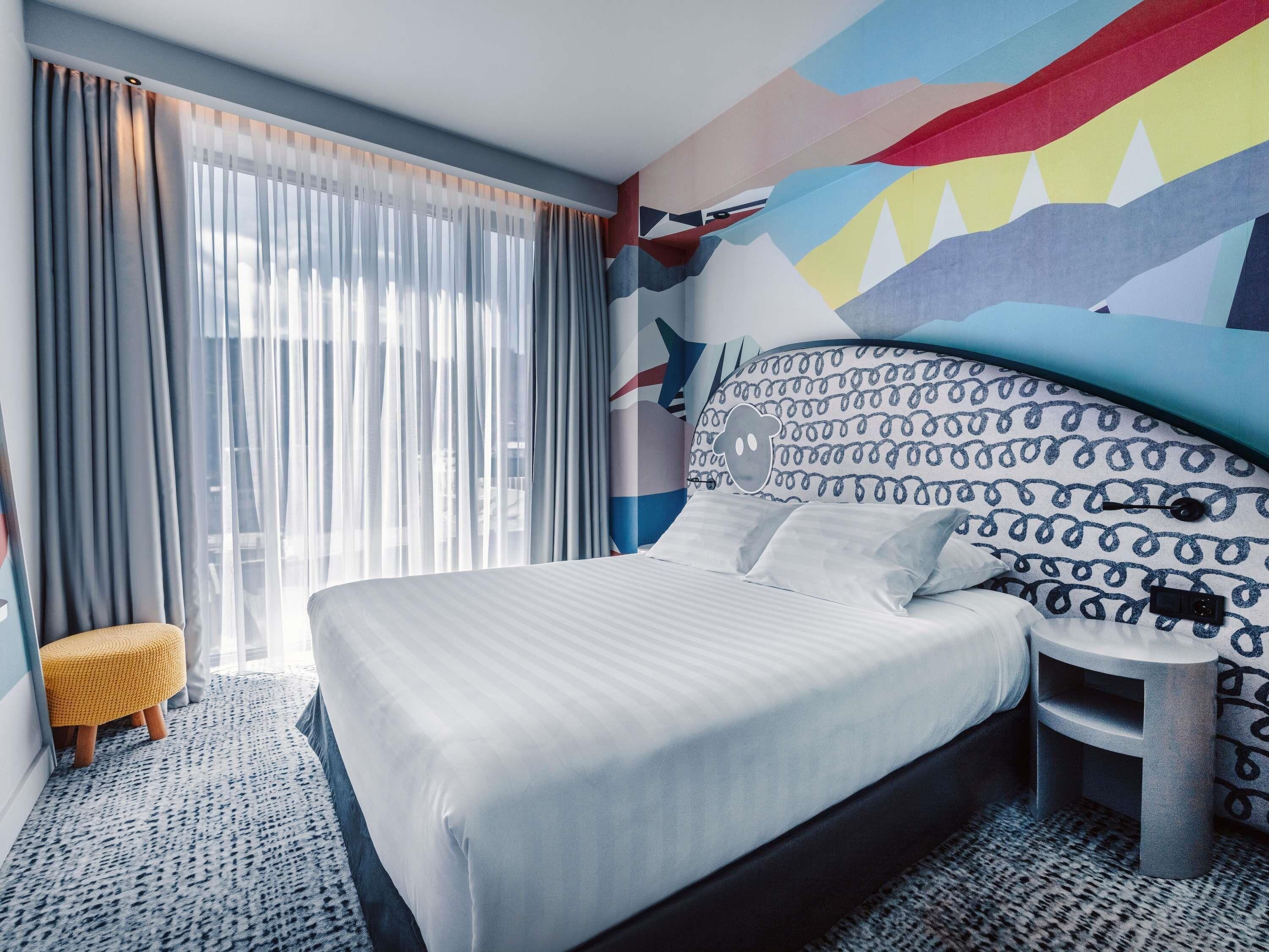 Premium Room, 1 Double Bed | Premium bedding, minibar, in-room safe, desk
