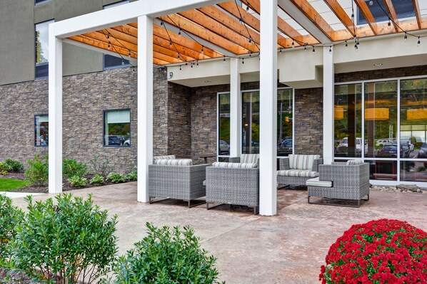 Terrace/patio - Home2 Suites by Hilton Dickson City Scranton (Scranton)