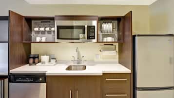 Full-size fridge, microwave, dishwasher, coffee/tea maker