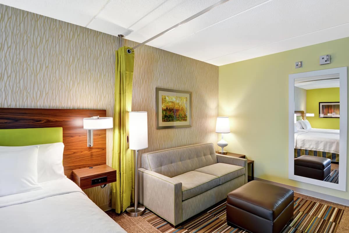 Studio Suite, 1 King Bed, Non Smoking | Blackout drapes, iron/ironing board, free WiFi, bed sheets