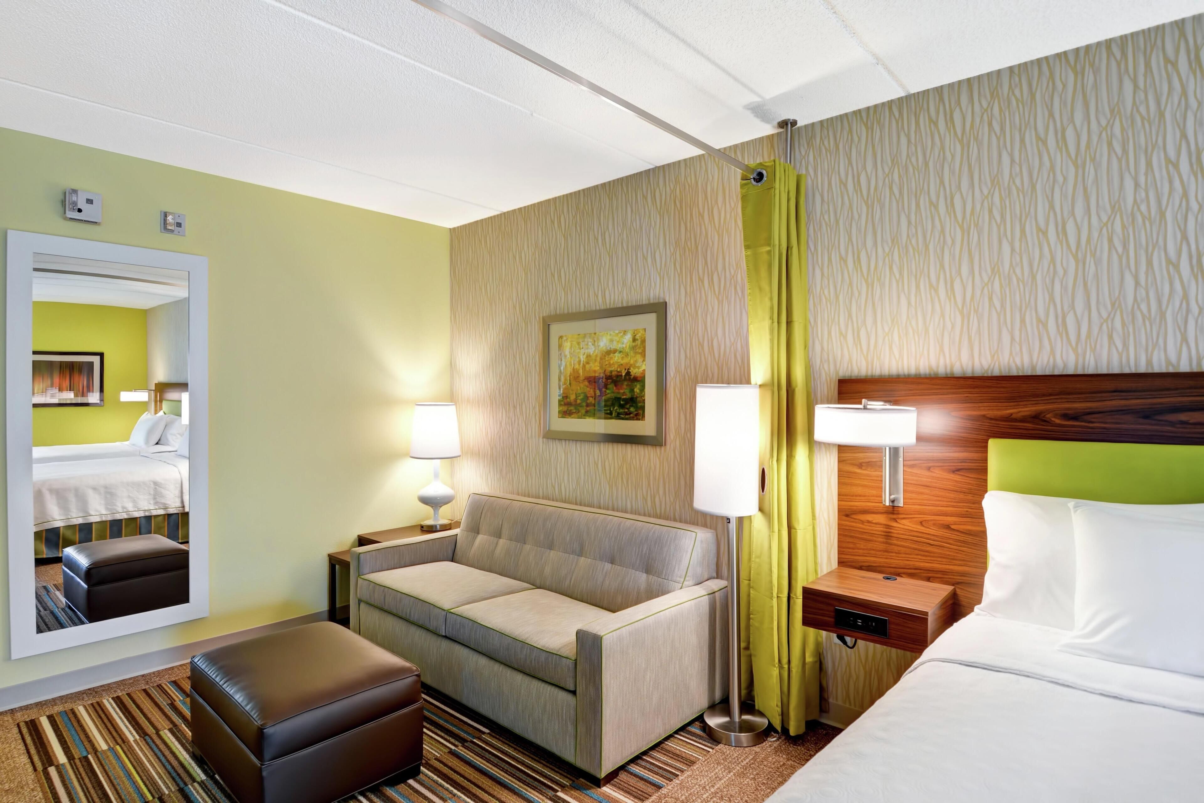 Studio, 1 King Bed, Mountain View | Blackout drapes, iron/ironing board, free WiFi, bed sheets