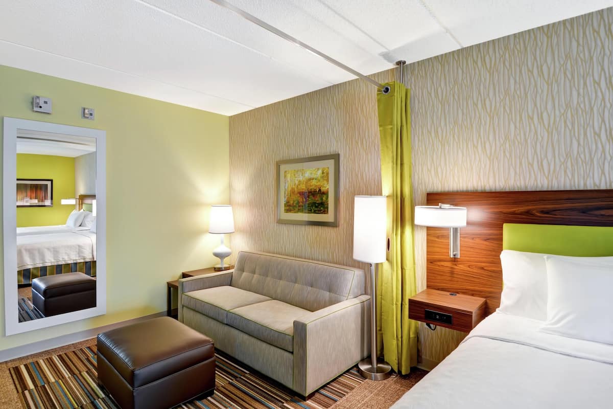 Studio, 1 King Bed, Mountain View | Blackout drapes, iron/ironing board, free WiFi, bed sheets