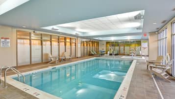 Innendørsbasseng og solsenger