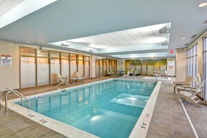 Piscina interna, espreguiçadeiras