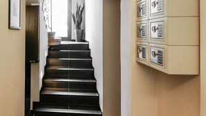 Un escalier avec un coffre-fort pour les dépôts de garantie sur le mur de droite.